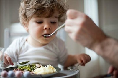 Những điều cần biết về việc cho bé ăn dặm